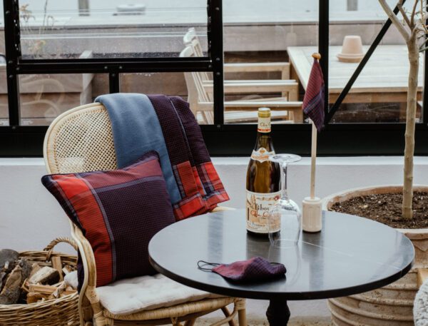 Bordflag - med rav afslutning Bordflag - med rav afslutning