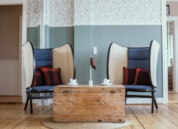 Bordflag - med rav afslutning Bordflag - med rav afslutning