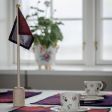 Bordflag - med rav afslutning Bordflag - med rav afslutning