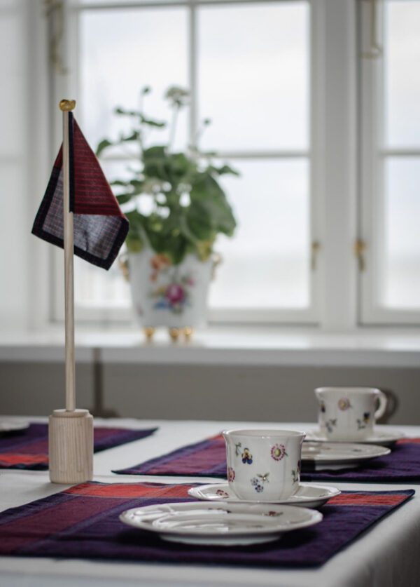 Bordflag - med rav afslutning Bordflag - med rav afslutning