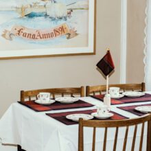 Bordflag - med rav afslutning Bordflag - med rav afslutning