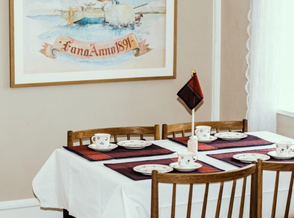 Bordflag - med rav afslutning Bordflag - med rav afslutning