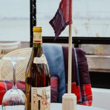 Bordflag - med rav afslutning Bordflag - med rav afslutning