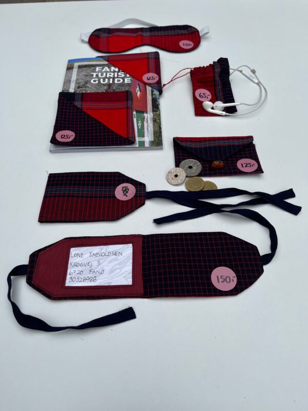 Ferielot - alt hvad du har brug for til din ferie. Sovebriller,bogmærke,mønt og kortpung,kuffertmærke og pose til dine AirPods.